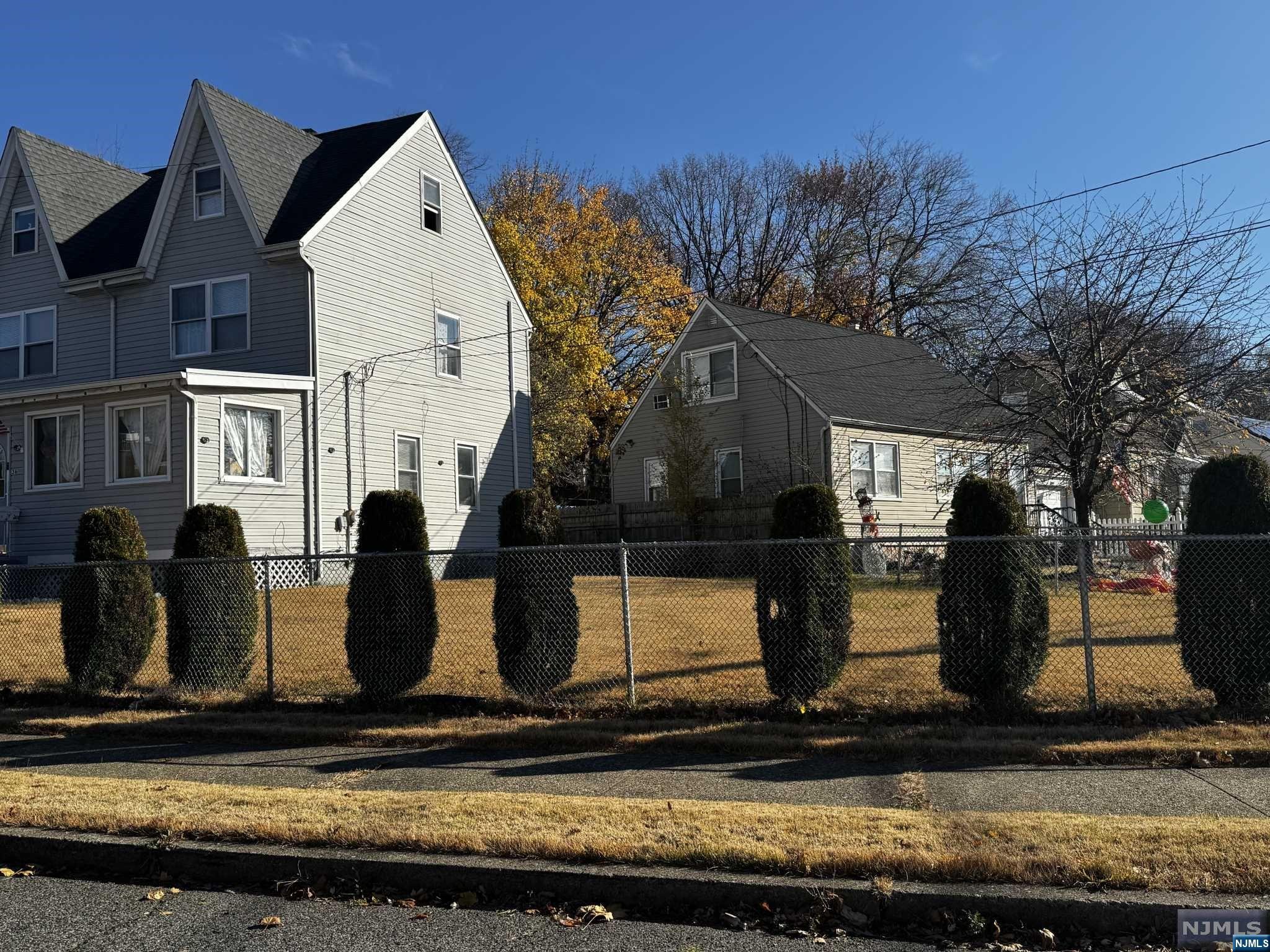 Paterson, New Jersey 07502, United States, 6 Bedrooms Bedrooms, ,3 BathroomsBathrooms,Residential,Pending,30801