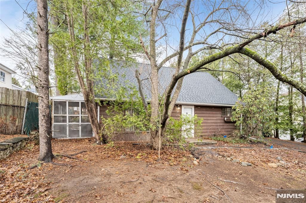 Photo of 31 Cedar Street, Midland Park, NJ 07432 (MLS # 26008457)