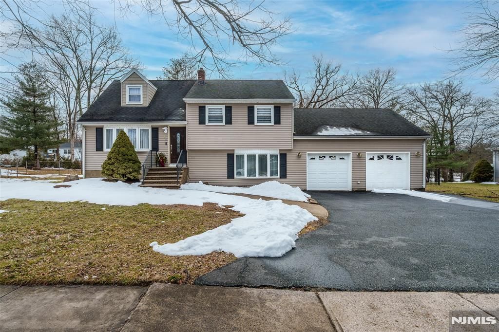 Photo of 75 Longport Road, Wayne, NJ 07470 (MLS # 26008331)