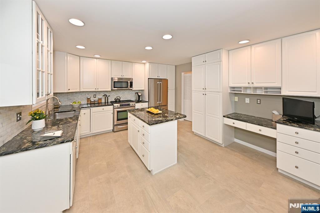 6 Schill Place