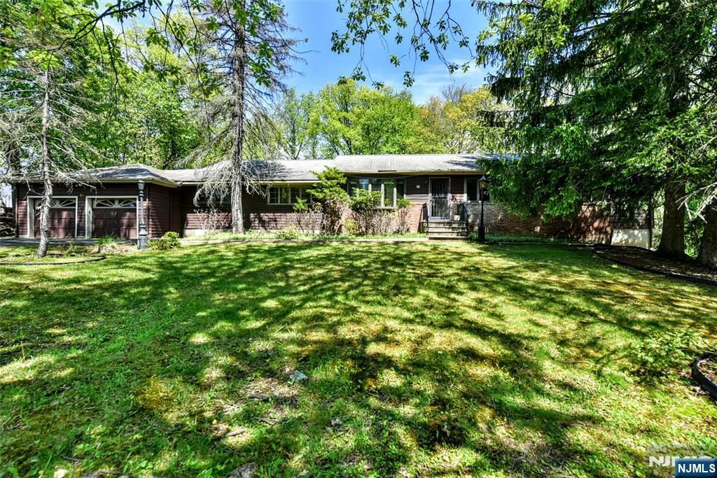 Photo of 72 Brookside Drive, Upper Saddle River, NJ 07458 (MLS # 26016163)