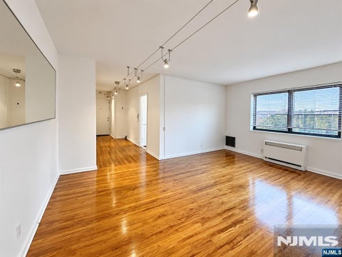 Photo of 401 Park #1F, Fort Lee, NJ 07024 (MLS # 26038775)