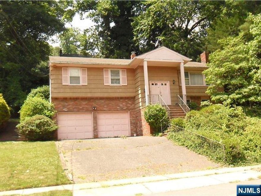 DONT MISS THIS OVERSIZED BILEVEL 2463 SQFT, HARDWOOD FLOORS THROUGHOUT MAIN LEVEL, MASTER BEDROOM HAS MASTER BATH, WALK IN CLOSET. LARGE ROOMS, EAT IN KITCHEN, FORMAL DINNING ROOM WITH SLIDING GLASS DOORS TO DECK AND PRIVATE YARD. LOWER LEVEL OFFERS FAMILY ROOM WITH NEW FLOORING, BRICK FACE WOOD BURNING FIREPLACE, 4TH BEDROOM AND POWDER ROOM, LAUNDRY ROOM, 2 CAR GARAGE AUTOMATIC OPENER, CENTRAL A/C, AND MUCH MORE