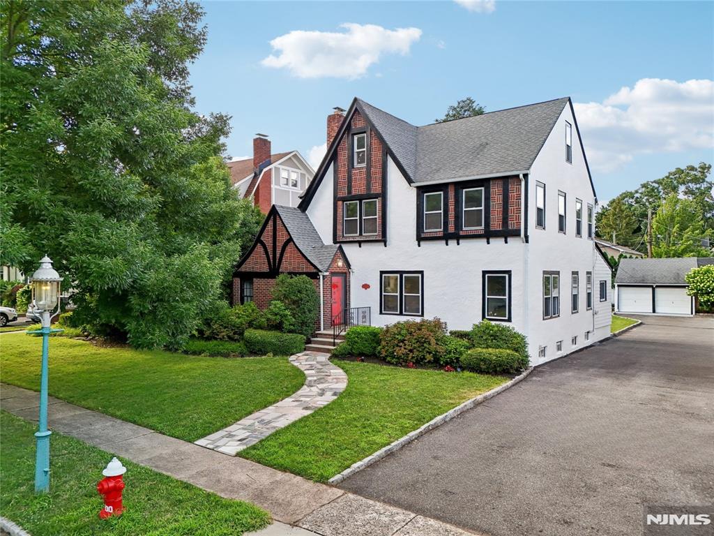 38 Stephen Street, Montclair, New Jersey - 4 Bedrooms  
4 Bathrooms  
12 Rooms - 