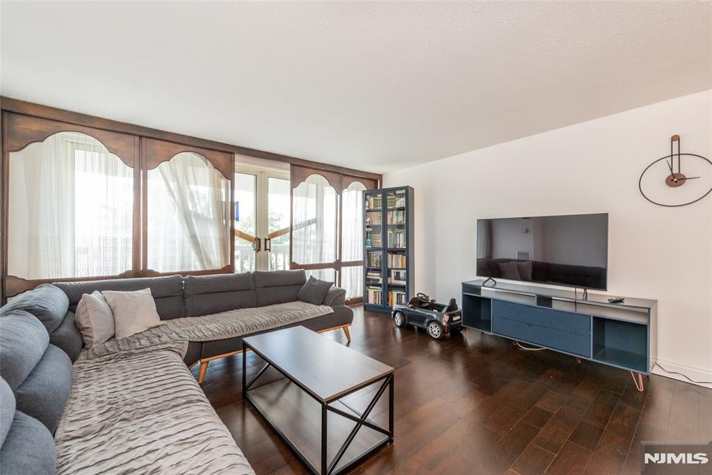 555 North Avenue 4U