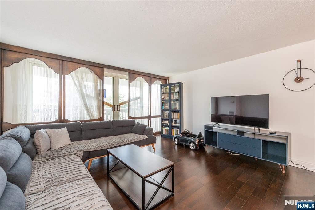 555 North Avenue 4U