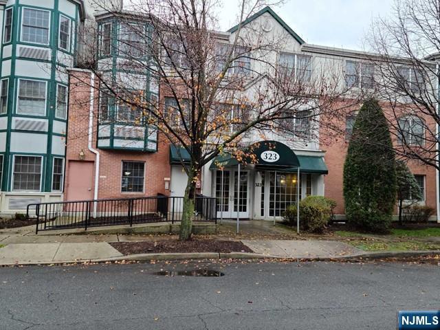 Rental Property at 323 Willow St 3M, Teaneck, New Jersey - Bedrooms: 2 
Bathrooms: 3 
Rooms: 8  - $3,000 MO.