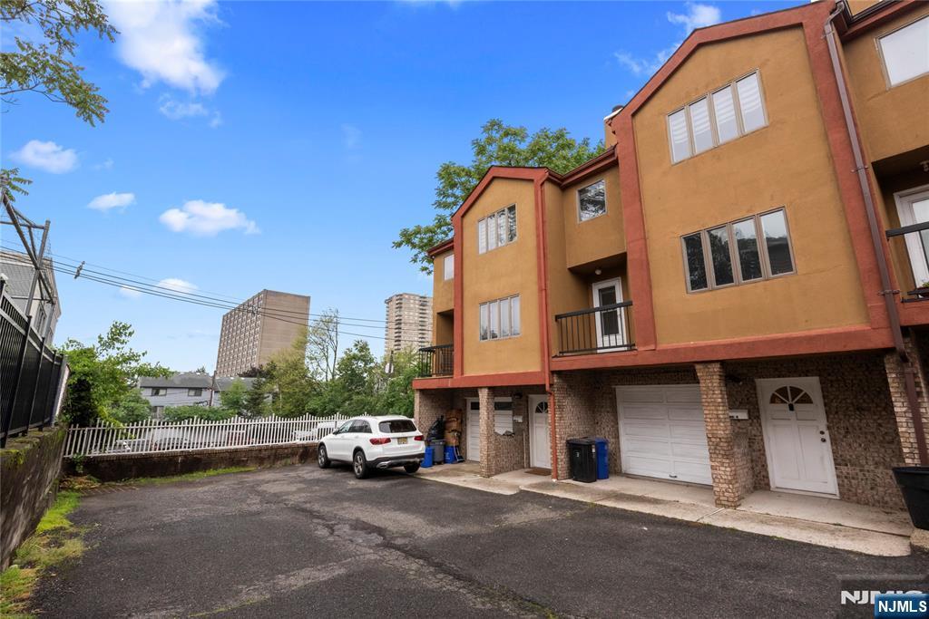 Rental Property at 500 Catherine St 3, Fort Lee, New Jersey - Bedrooms: 3 
Bathrooms: 4 
Rooms: 9  - $4,000 MO.