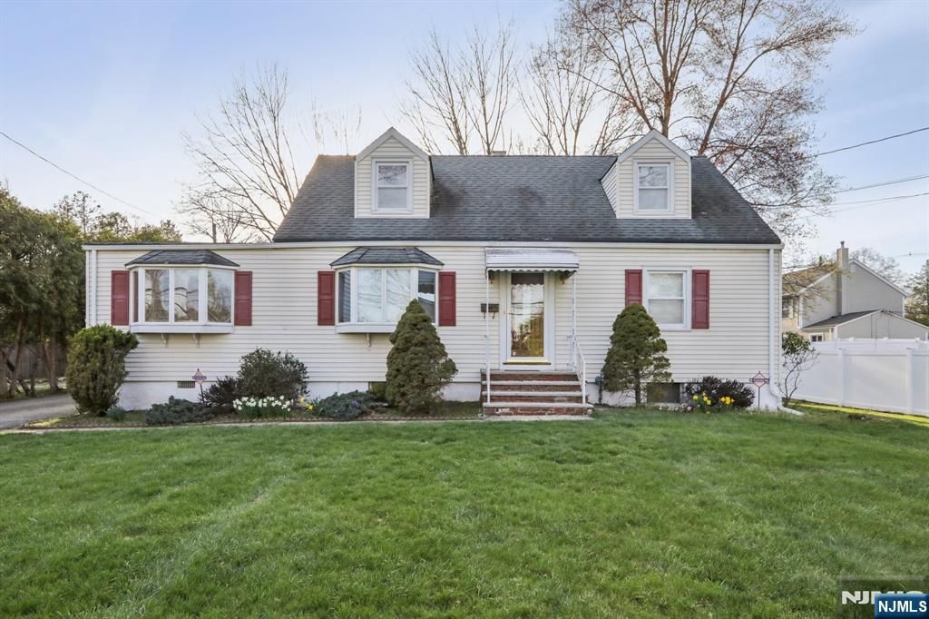 Photo of 114 Crescent Avenue, Waldwick, NJ 07463 (MLS # 26012227)