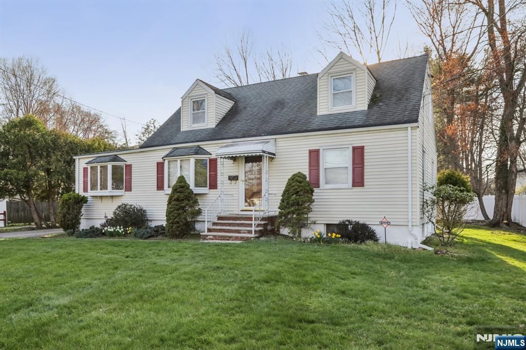 Photo of 114 Crescent Avenue, Waldwick, NJ 07463 (MLS # 26012227)