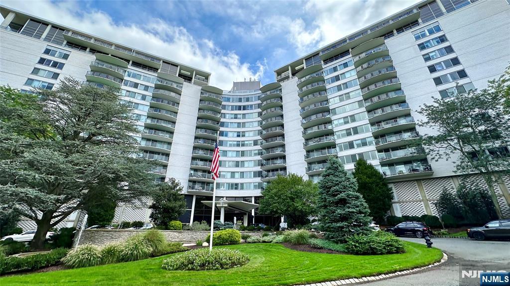 1 Claridge Drive 1000