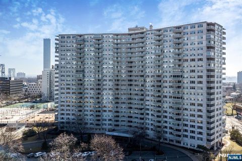 Photo of 2000 Linwood Avenue #10E, Fort Lee, NJ 07024 (MLS # 25036253)