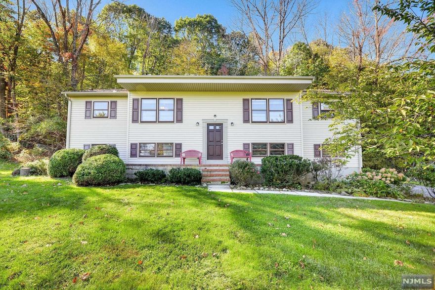 6 Ekes Court is a 4BR / 2.5 BA Bilevel located on a cul-de-sac street with beautiful views of the mountains. Roof and siding are 3yrs old, newer furnace, updated bathrooms (one with clawfoot tub), spacious EIK, large living room/Dining room area and hardwood floors. Home sits on 1.14 AC and includes a 2-car garage. Home is freshly painted and waiting for its new owners!!