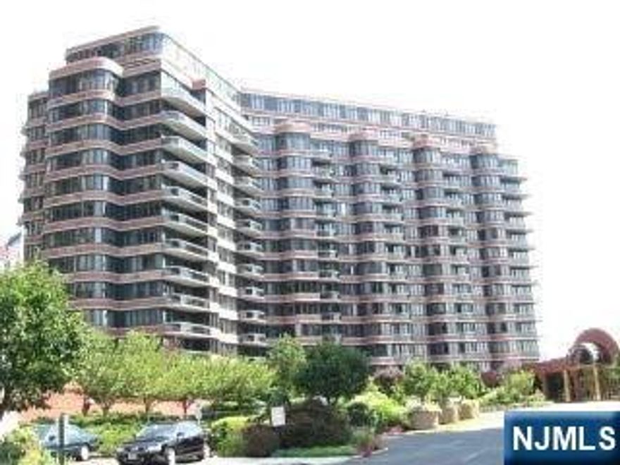 Well maintained 1 BR condo with unobstructed NYC & River views. Great panoramic south exposure (light & bright) from this beautiful luxury condo at Carlyle Towers. Large terrace with access from the BR & living room. Laundry in unit. Carlyle Towers is a full service luxury condo with 24 hour concierge & doorman, full time valet, outdoor pool, exercise room, community room & library / card room. Easy access to NYC via NJ Transit or NY Waterways ferry system.