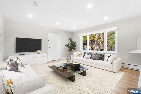 Photo of 539 Undercliff Ave #2, Edgewater, NJ 07020 (MLS # 25037794)
