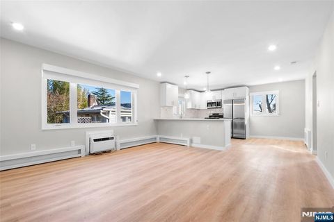 Photo of 539 Undercliff Ave #4, Edgewater, NJ 07020 (MLS # 25037794)