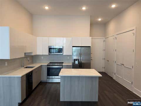 Photo of 470 Main St #304, Fort Lee, NJ 07024 (MLS # 26028867)