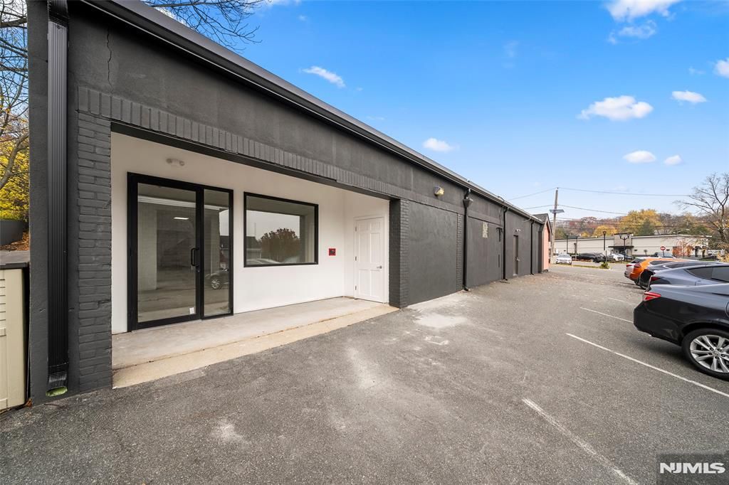 Photo of 21 Van Blarcom Ave, Midland Park, NJ 07432 (MLS # 25042184)