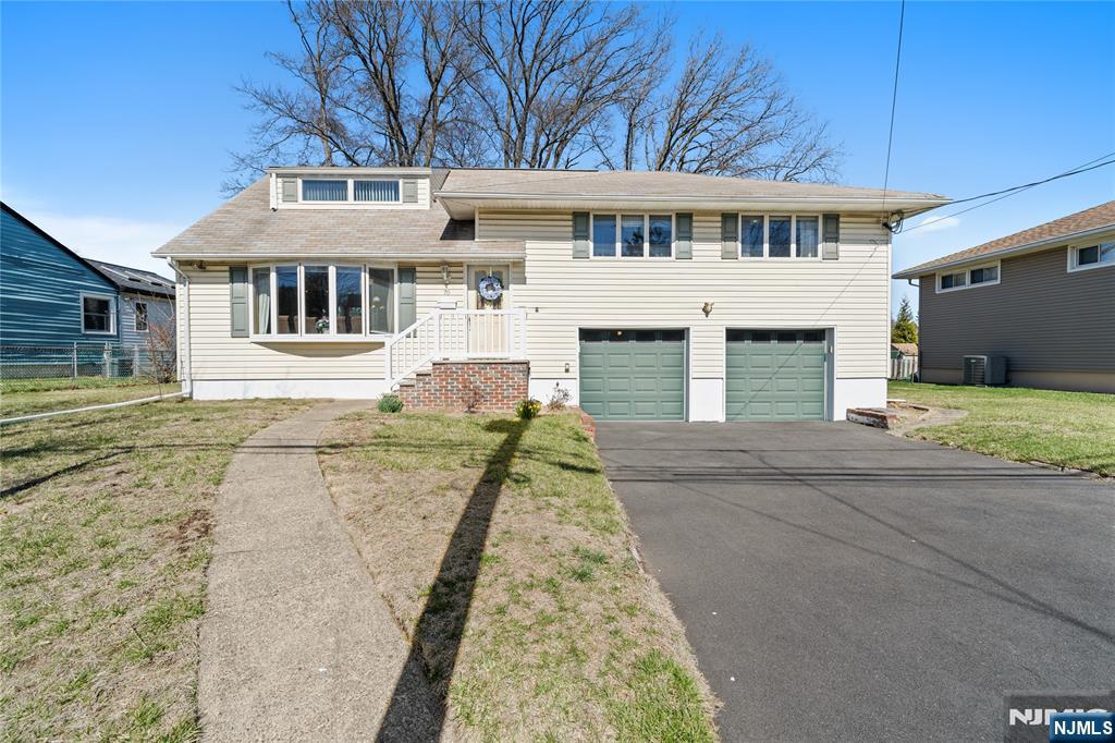 Property for Sale at 72 Dalewood Road, Clifton, New Jersey - Bedrooms: 4 
Bathrooms: 2 
Rooms: 6  - $599,000