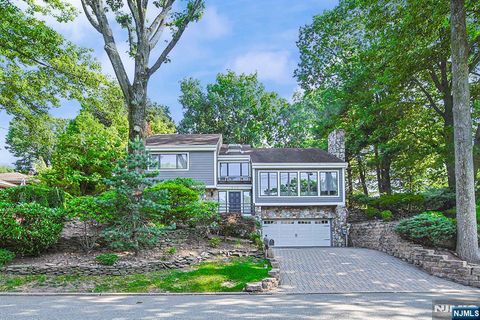 Photo of 570 Grandview Terrace, Leonia, NJ 07605 (MLS # 26027126)