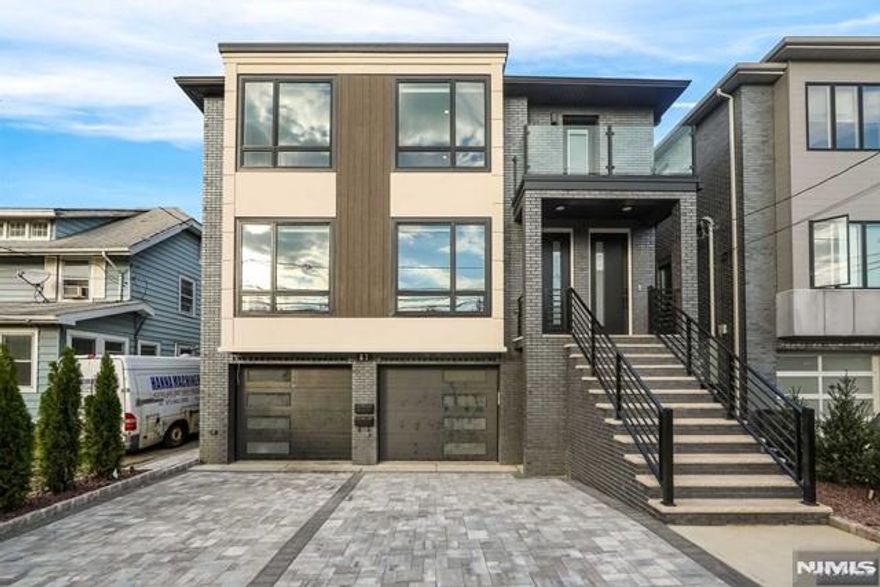 WELCOME TO THIS BRAND NEW OVERSIZED FLAT UNIT. MODERN OPEN LAYOUT WITH LOTS OF NATURAL LIGHTS/SOUTH EXPOSURE. HIGH-END MATERIAL USED. GORGEOUS HARDWOOD FLOORS THROUGHOUT THE HOUSE. CUSTOM KITCHEN WITH LARGE ISLAND. CALIFORNIA CLOSET SYSTEM IN ALL CLOSETS. EXTENSIVE CUSTOM MOLDINGS USED. CLOSE TO NYC BUS STOP AND SHOPPING AREA.