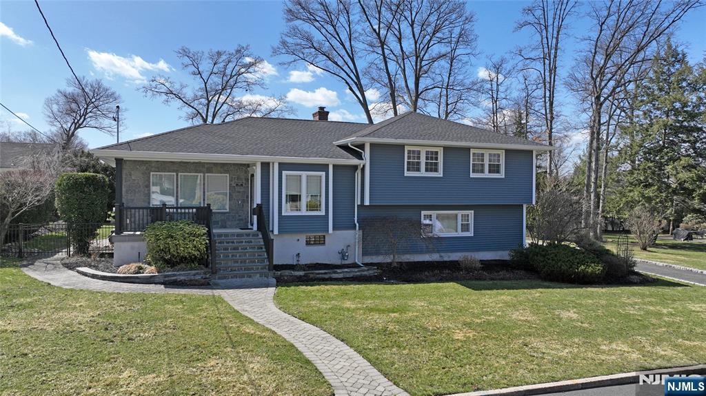 25 Lexington Avenue, Emerson, New Jersey - 4 Bedrooms  
3 Bathrooms  
10 Rooms - 