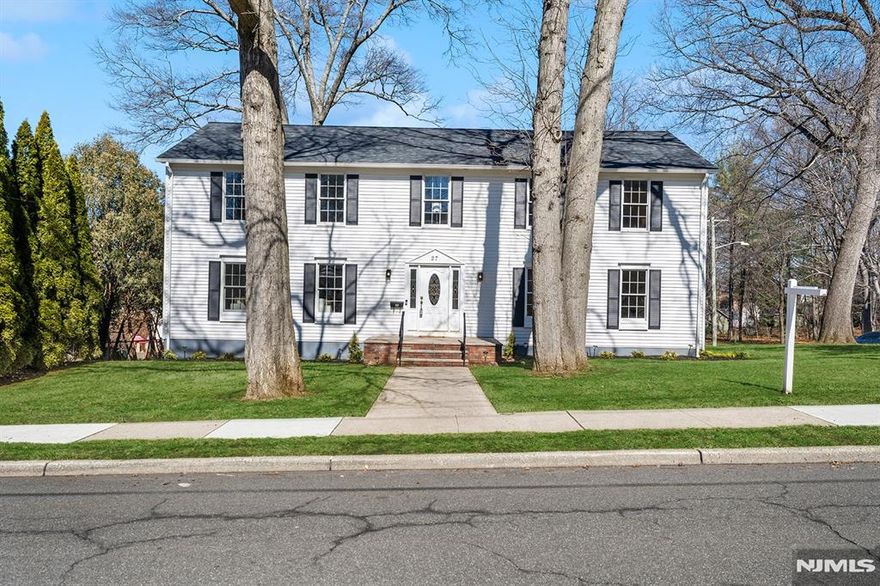 *Calling ALL Investors* Bring your vision to turn this 3000+sf Single Fam "as-is home into a profitable asset. Spacious l/r, f/d/r, fam rm, e/i/k,4 huge br, 2 1/2 baths. Attached garage has ample loft space & a1500sf unfinished basement. Agents, check your comps for ARV! Text l/a Alecia 973-668-7551