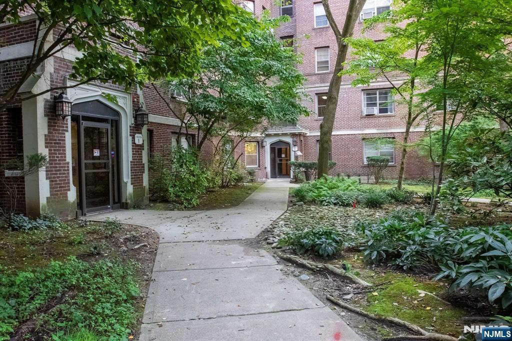 Rental Property at 100 E Palisade Ave C31, Englewood, New Jersey - Bedrooms: 2 
Bathrooms: 1 
Rooms: 5  - $3,200 MO.