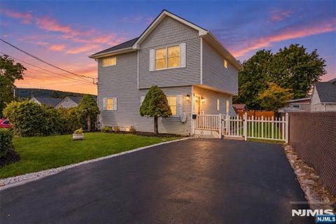Photo of 102 Sherwood Avenue, Mahwah, NJ 07430 (MLS # 26038912)