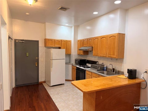 Photo of 215 Main ST #F, Ridgefield Park, NJ 07660 (MLS # 26032895)