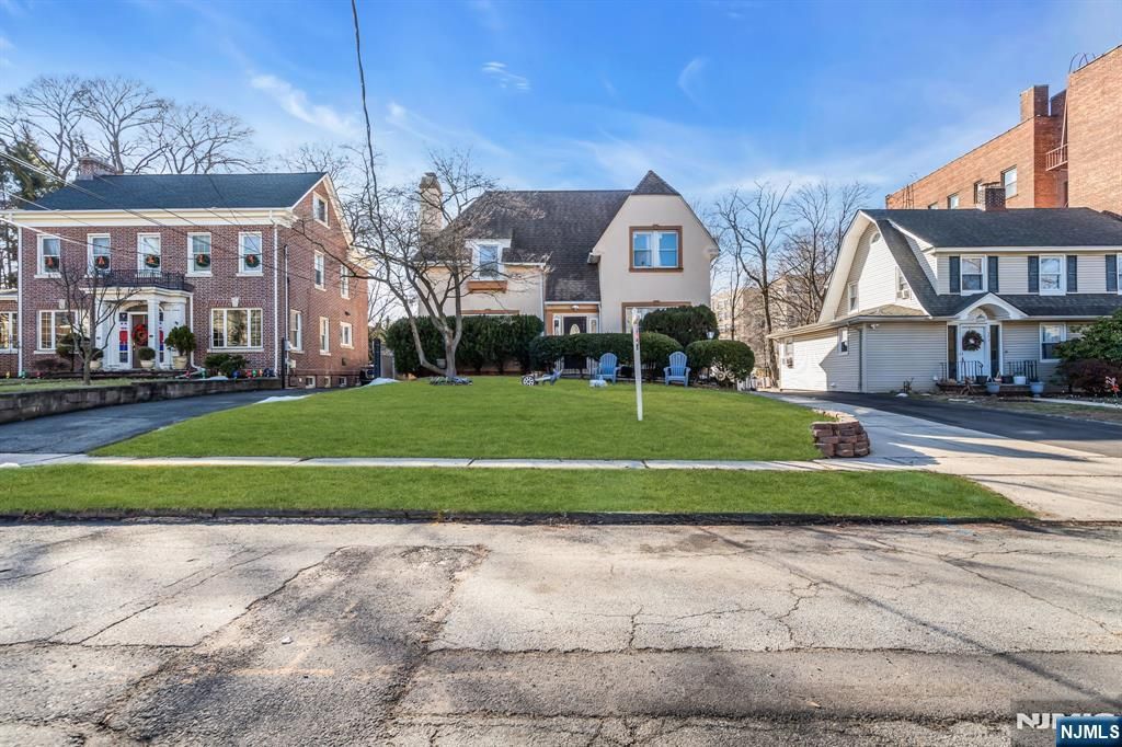 Photo of 297 Hamilton Place, Hackensack, NJ 07601 (MLS # 25043758)