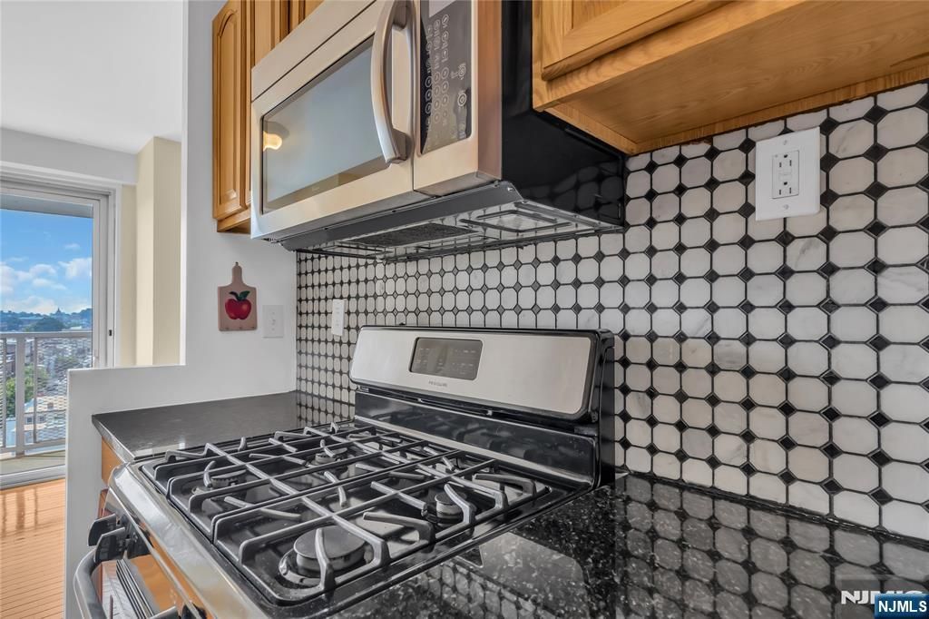 Photo of 6600 Boulevard East #11E, West New York, NJ 07093 (MLS # 25028099)