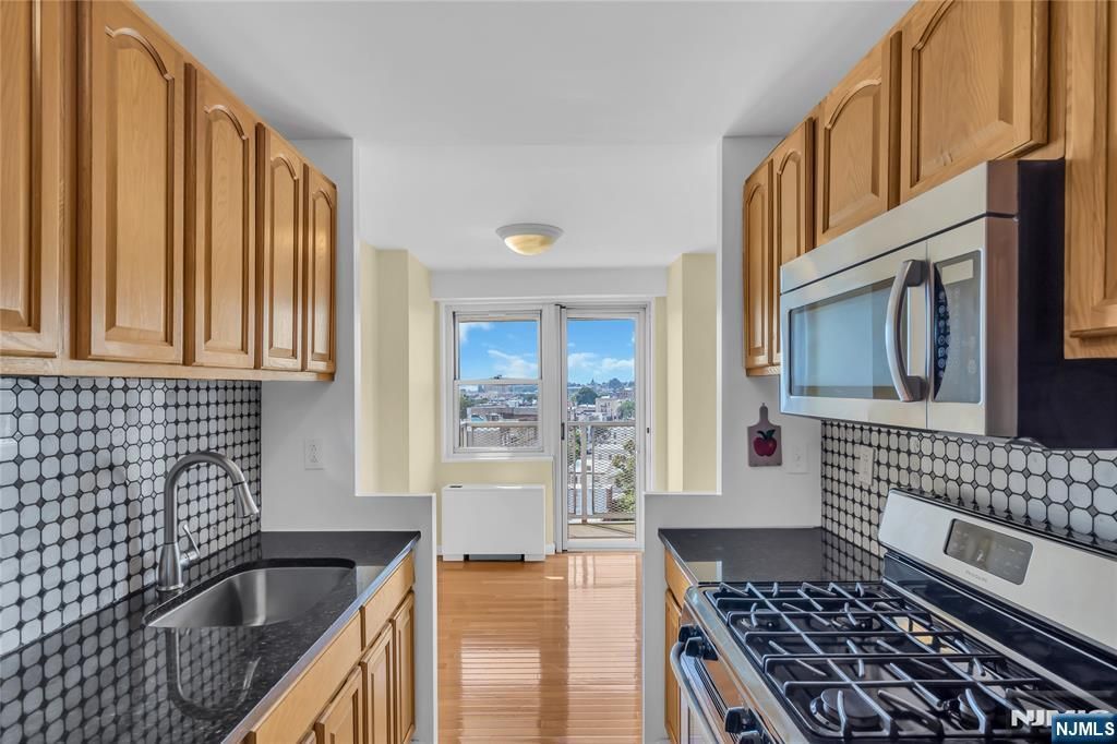Photo of 6600 Boulevard East #11E, West New York, NJ 07093 (MLS # 25028099)