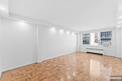 Photo of 1450 Palisade Ave #4L, Fort Lee, NJ 07024 (MLS # 25037372)
