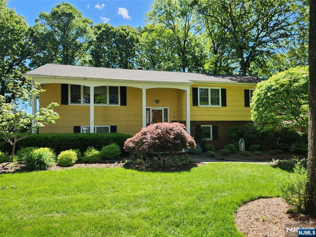 Property for Sale at 10 Lyncrest Drive, Paramus, New Jersey - Bedrooms: 4 
Bathrooms: 3 
Rooms: 8  - $899,000