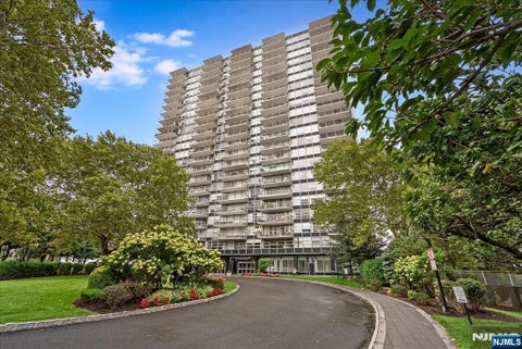 Photo of 6050 E Kennedy Boulevard #15G, West New York, NJ 07093 (MLS # 26032589)