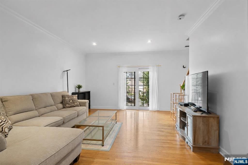 9 Hackensack Avenue