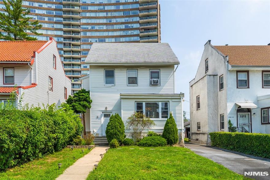 Welcome to 18 Melrose Ave !! This single family home boosts incredible comfort. 4 Bedrooms, 2.5 bathrooms, full finished basement with Bar! Walkthrough the living room sliding doors leading to an amazing backyard with a spectacular seating area for entertainment and an above ground pool! Schedule a showing today, don't miss the opportunity on touring this gem!!