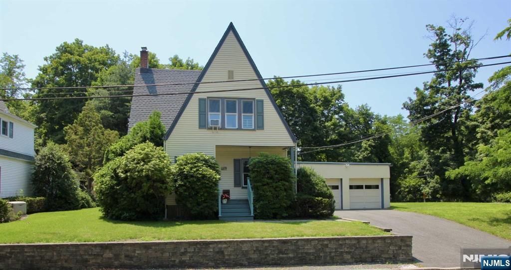 Photo of 6 Cottage Place, Allendale, NJ 07401 (MLS # 25035553)
