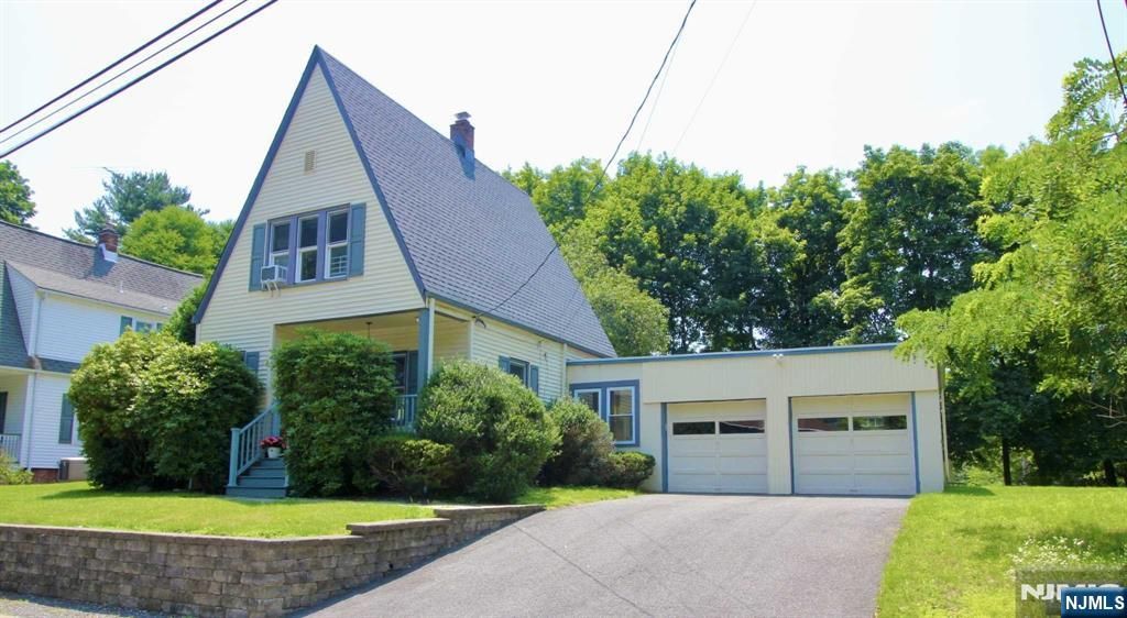 Photo of 6 Cottage Place, Allendale, NJ 07401 (MLS # 25035553)