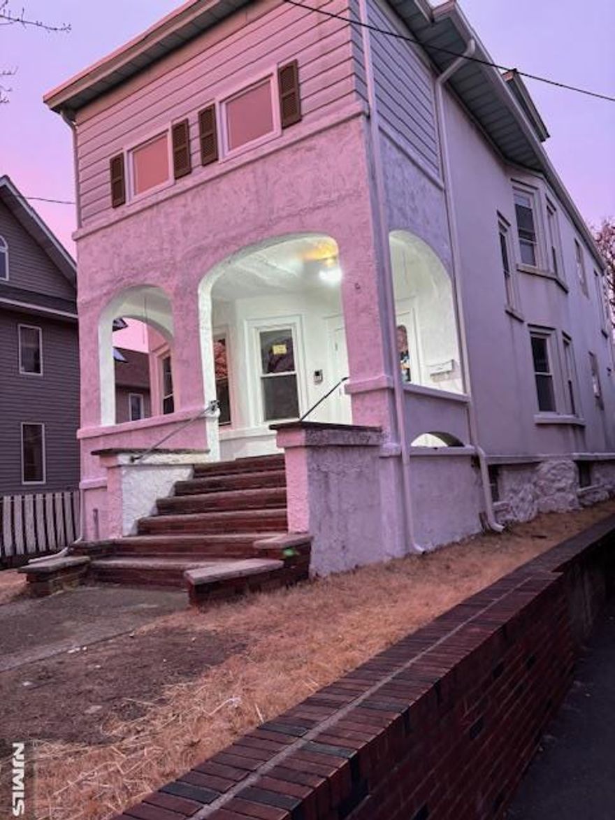 Beautiful newly renovated 2 bedroom with with bonus space! Bright and sunny, with spacious living and dining area. New kitchen with stainless steel appliances, granite counters and charming tile backsplash. Extra bonus room - perfect for a home office! PLUS - great storage closet and additional storage in the attic. Washer and dryer in unit. One parking spot in driveway and on street parking. Pets considered. Close to all transportation, shops etc. DON'T MISS THIS ONE!