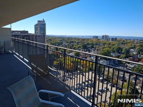 Photo of 1530 Palisade Avenue #19 E, Fort Lee, NJ 07024 (MLS # 26040211)