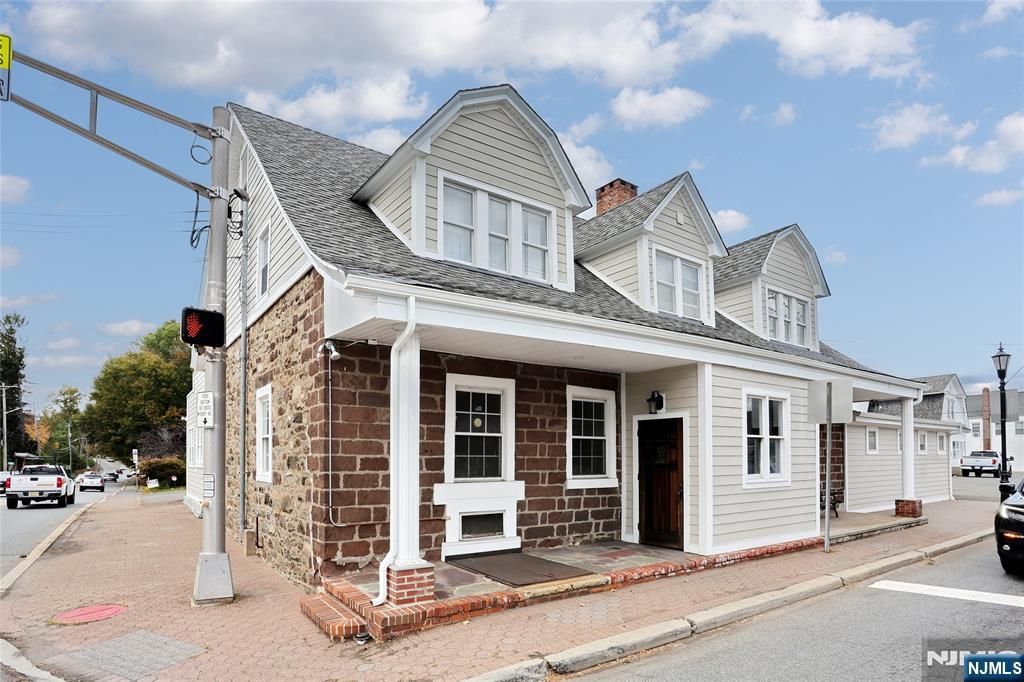 Photo of 625 Wyckoff Avenue, Wyckoff, NJ 07481 (MLS # 25038089)