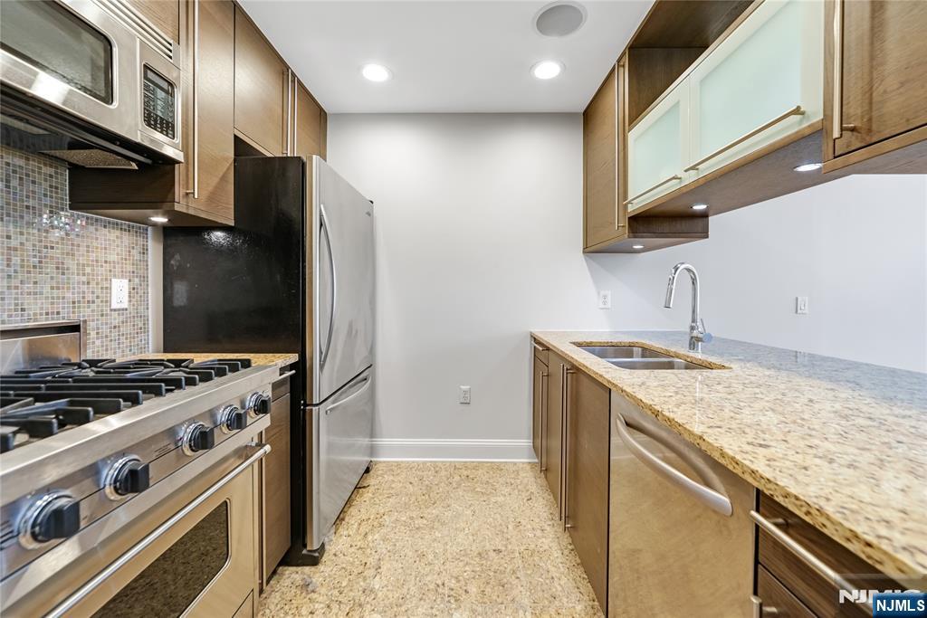 10 Regent Street 702, Jersey City, New Jersey - 1 Bedrooms  
1 Bathrooms - 