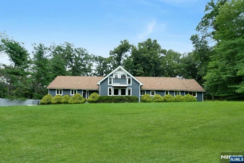 Photo of 15 Candlestick Lane, Upper Saddle River, NJ 07458 (MLS # 26031431)