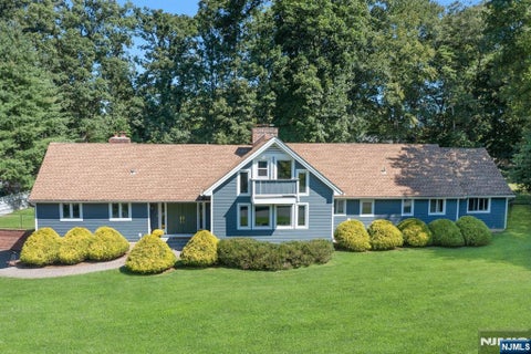 Photo of 15 Candlestick Lane, Upper Saddle River, NJ 07458 (MLS # 26031431)