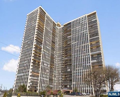 Photo of 300 Winston Dr #L1, Cliffside Park, NJ 07010 (MLS # 26012659)