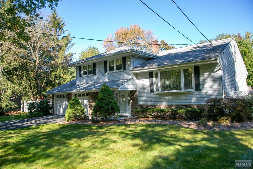 LOCATION, LOCATION! THIS STUNNING PRISTENE SUGAR MAPLE SPLIT HAS IT LOC ON QUIET CUL-DE-SAC WITH PRIVATE PARK-LIKE PROPERTY HAS IT ALL! LARGE DINING ROOM WHICH IS GREAT FOR YOUR HOLIDAY PARTIES. FAMILY ROOM OFF KITCHEN IS IDEAL FOR GET-TOGETHERS. MODERN KITCHEN WITH NEWER COUNTERS, DISHWASHER AND STOVE OPEN TO SGD TO LARGE DECK WHICH OVER LOOKS YOUR PRIVATE PARK-LIKE PROPERTY.YARD HAS BEAUTIFUL IGP WITH NICE PATIO AREA GREAT FOR YOUR SUMMER PARTIES. HOME HAS BEEN MAINTAINED AND IS PERFECT MOVE-IN CONDITION. A PLUS IS SEWERS VS SEPTICS. GREAT HOME TO ENJOY AND HAVE MANY FAMILY PARTIES. AGAIN A WINNING LOCATION, LOCATION!