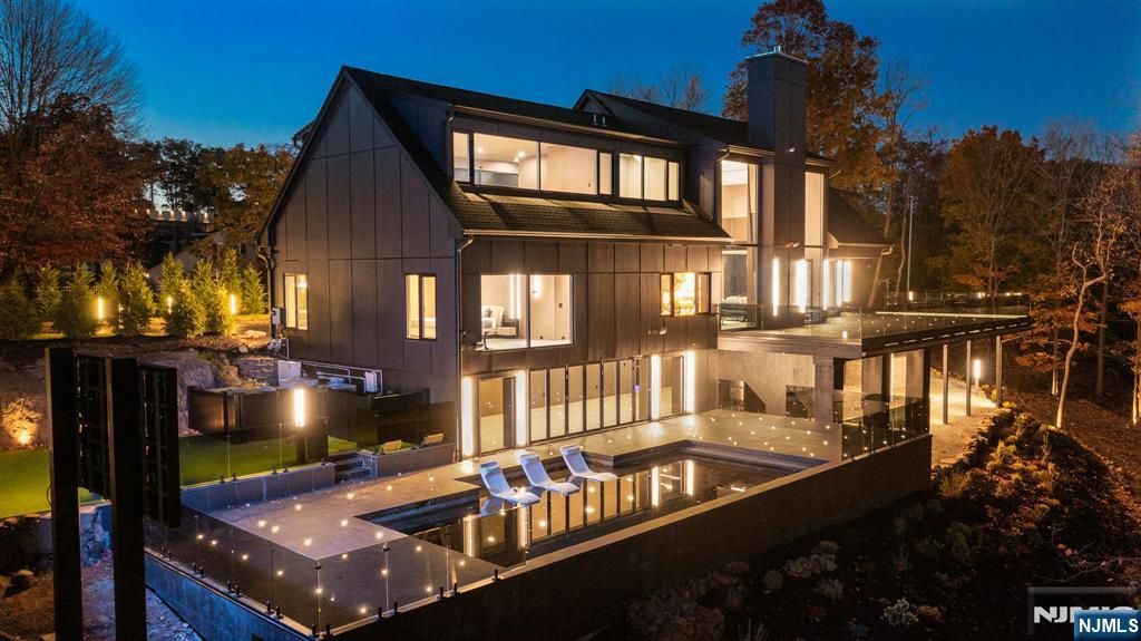 Photo of 8 Flintlock Court, Totowa, NJ 07512 (MLS # 25039130)