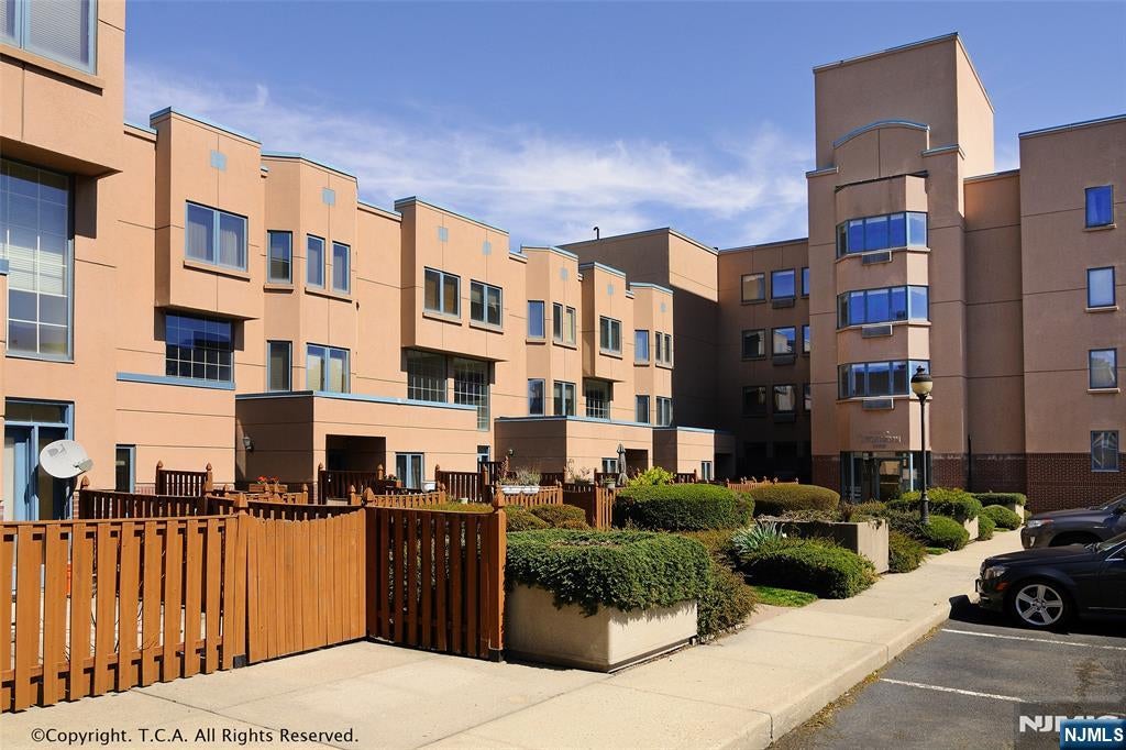 403 Livingston Court N403